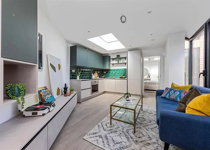 Cozy Leyton House With Garden And Small Terrace