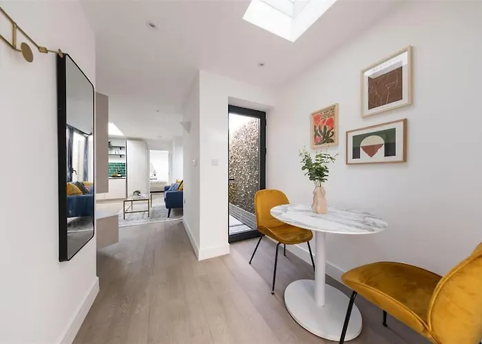 Cozy Leyton House With Garden And Small Terrace